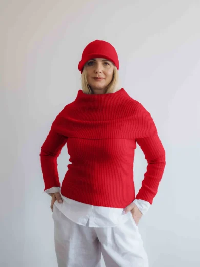 Modelka v bielom outfite s červeným pleteným štvorsetom TATTJA – nákrčník, driekovník, rukávniky a čiapka, pohľad spredu
