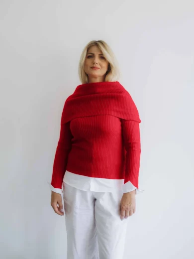 Modelka v bielom outfite s červeným pleteným trojsetom DAKIN značky TATTJA – nákrčník, driekovník a rukávniky, pohľad spredu