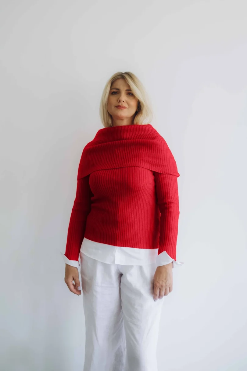 Modelka v bielom outfite s červeným pleteným trojsetom DAKIN značky TATTJA – nákrčník, driekovník a rukávniky, pohľad spredu
