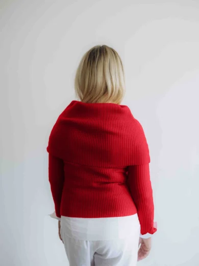 Modelka v bielom outfite s červeným pleteným trojsetom DAKIN značky TATTJA – nákrčník, driekovník a rukávniky, pohľad zozadu