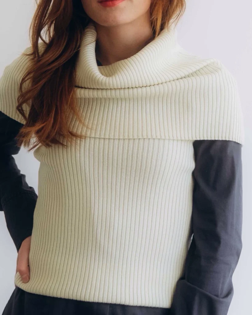 Detail pleteného nákrčníka a driekovníka v krémovo-vanilkovej farbe s jemnou rebrovanou štruktúrou