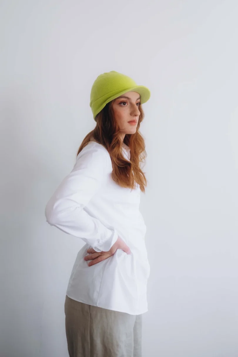 Dámske oblečenie čiapka ANJA fosforovo-limetková – bočný pohľad.