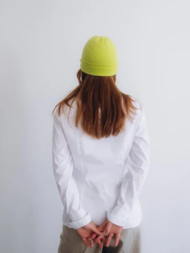 Dámske oblečenie čiapka ANJA fosforovo-limetková – zadný pohľad.
