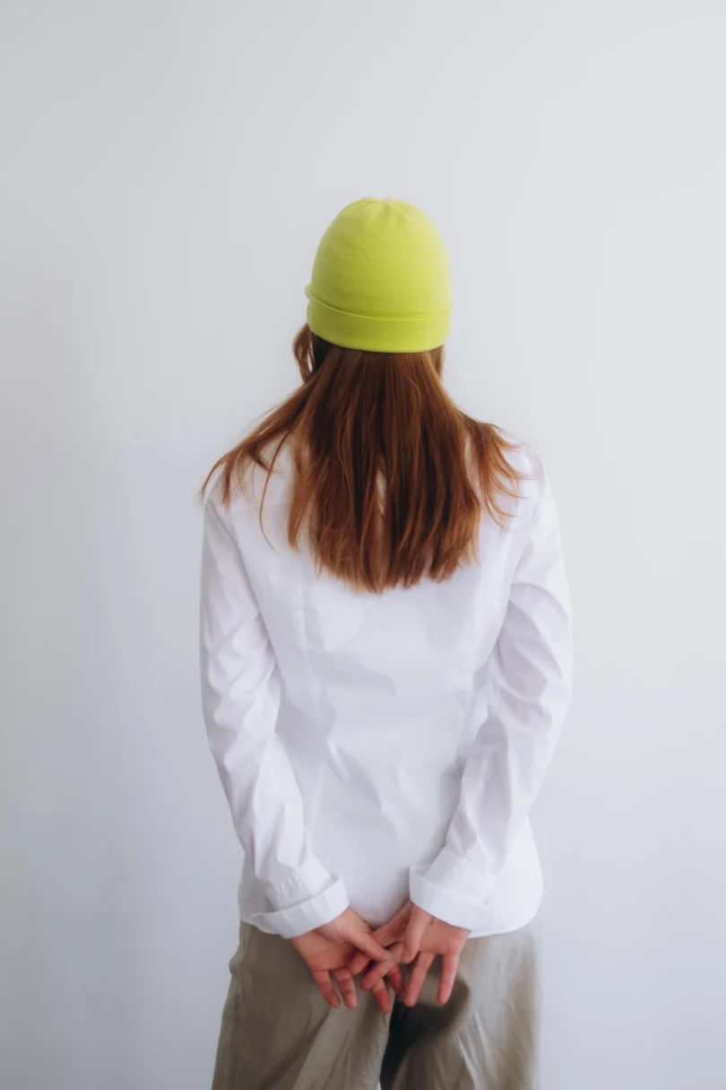 Dámske oblečenie čiapka ANJA fosforovo-limetková – zadný pohľad.