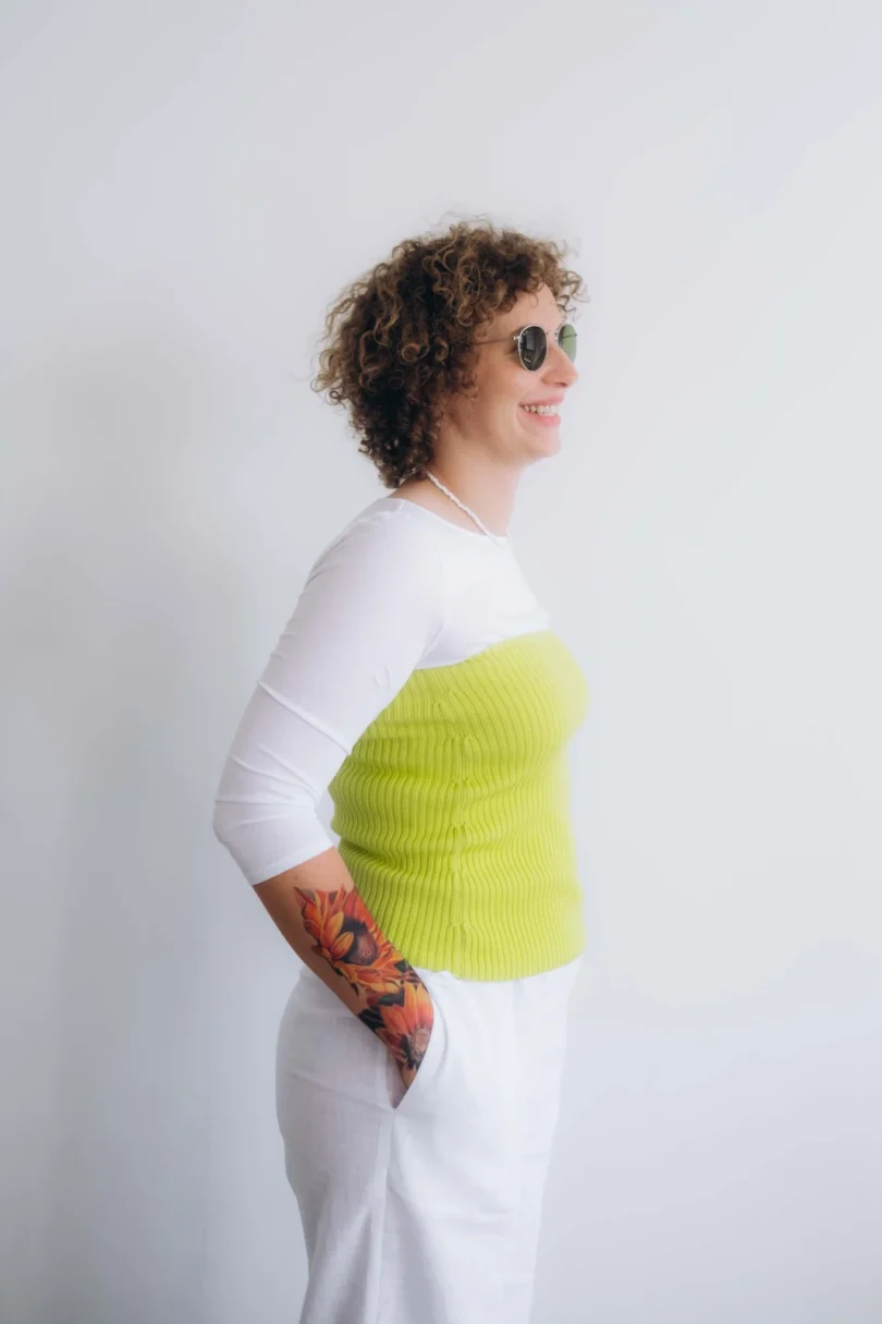 Dámske oblečenie driekovník NATASJA fosforovo-limetkový – bočný pohľad.