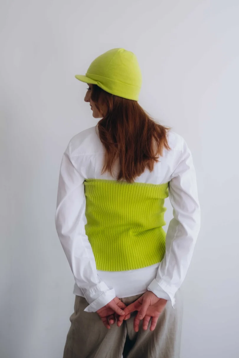 Dámske oblečenie dvojset MAGNHILD fosforovo-limetkový – zadný pohľad.