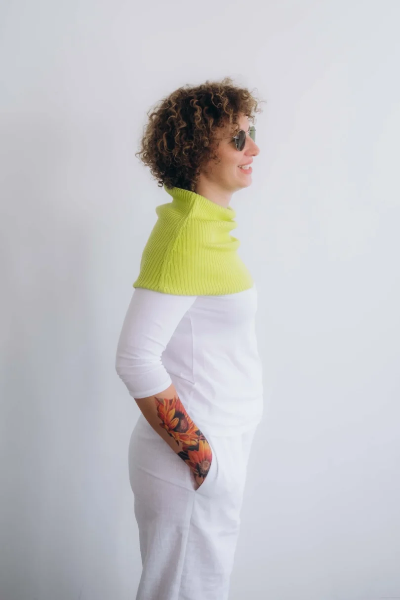Dámske oblečenie nákrčník TANJA fosforovo-limetkový – bočný pohľad na pletený doplnok.