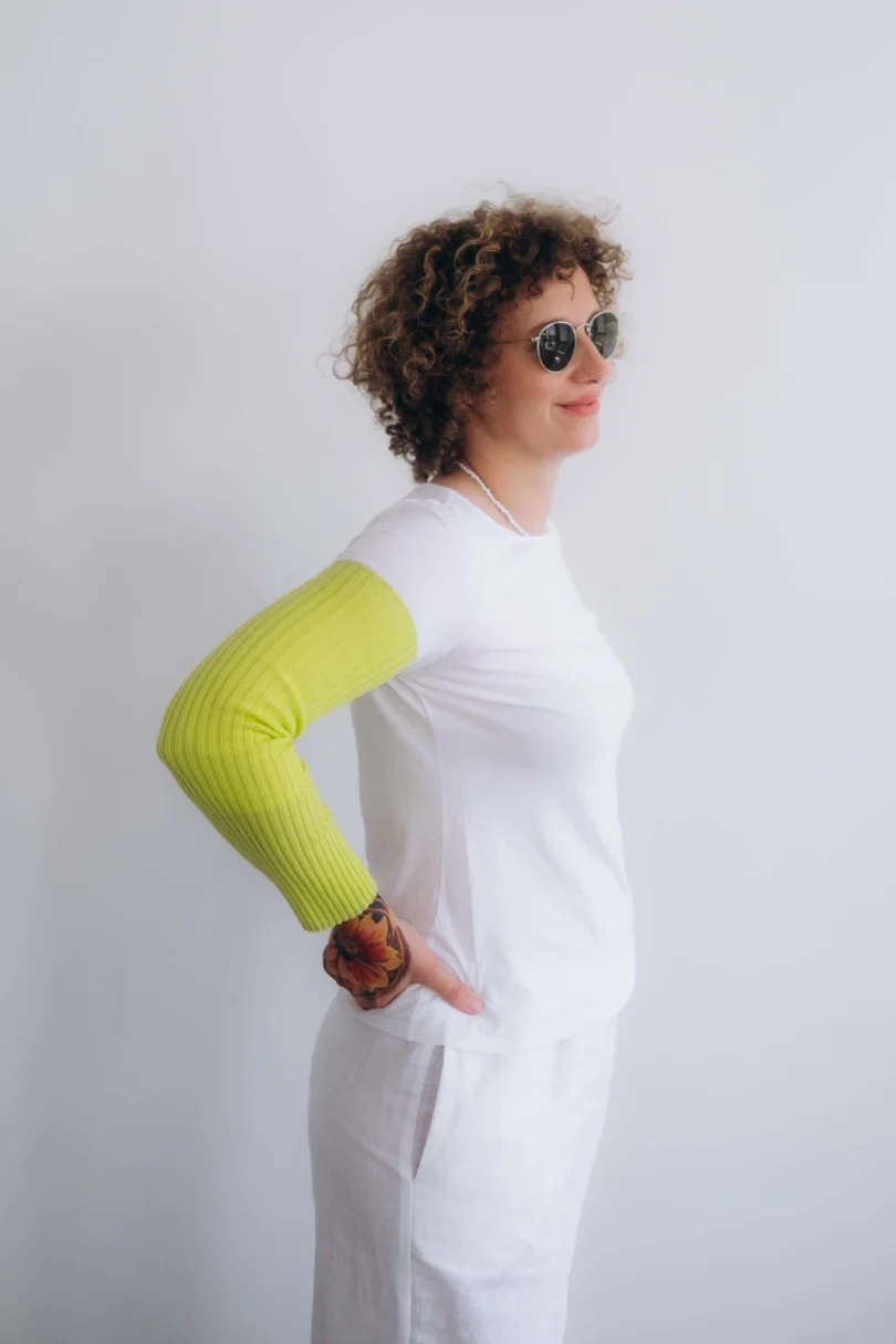 Dámske oblečenie rukávniky KATJA fosforovo-limetkové – bočný pohľad.