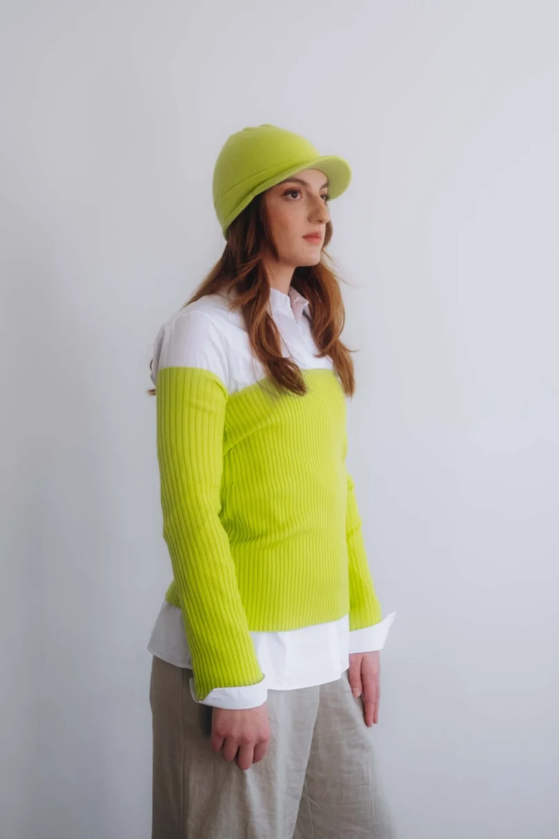 Dámske oblečenie trojset GUNVAR fosforový limetkový – bočný pohľad na elegantný pletený set TATTJA.