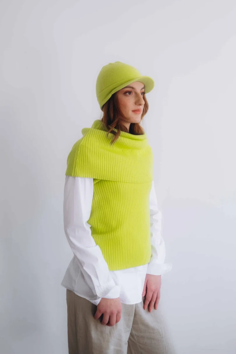 Dámske oblečenie trojset SOLVEJ fosforový limetkový – pletený komplet TATTJA s nákrčníkom, driekovníkom a čiapkou so šiltom v žiarivej limetkovej farbe.