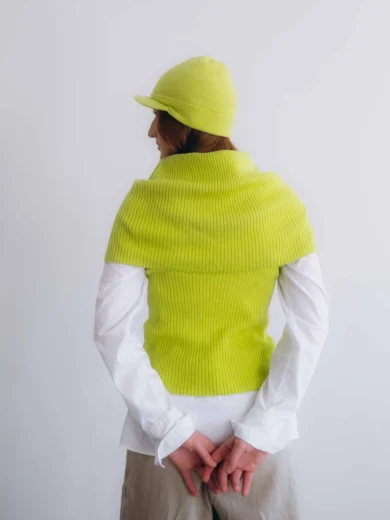 Trojset SOLVEJ fosforový limetkový – pohľad zozadu na elegantný pletený komplet TATTJA, ktorý lichotí postave a dodáva outfitu mladistvú sviežosť.