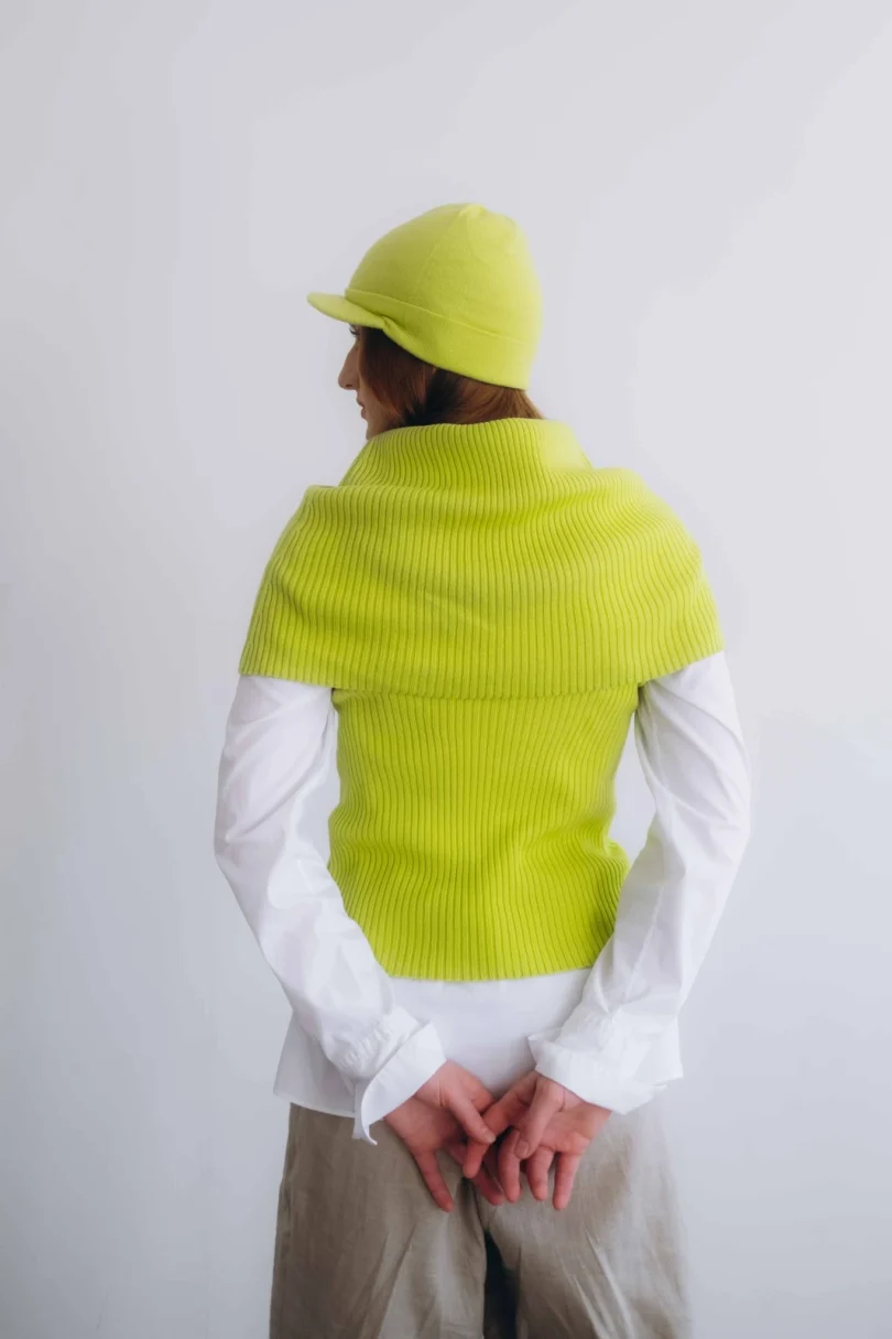 Trojset SOLVEJ fosforový limetkový – pohľad zozadu na elegantný pletený komplet TATTJA, ktorý lichotí postave a dodáva outfitu mladistvú sviežosť.