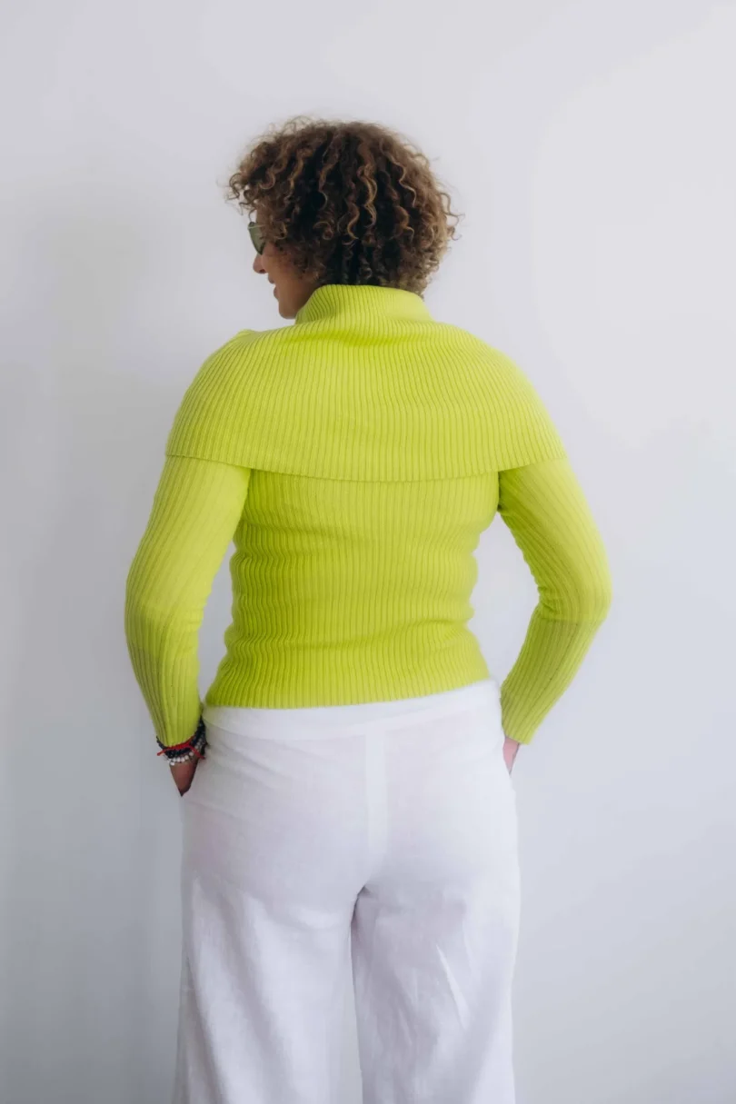 Dámske oblečenie trojset DAKIN fosforovo-limetkový – zadný pohľad na elegantný pletený set TATTJA.