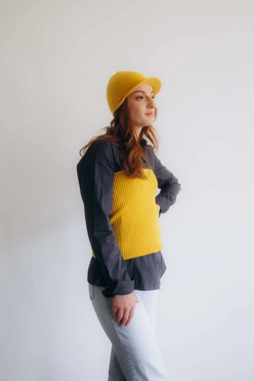 Dámske oblečenie dvojset MAGNHILD horčicovo-žltý – bočný pohľad.