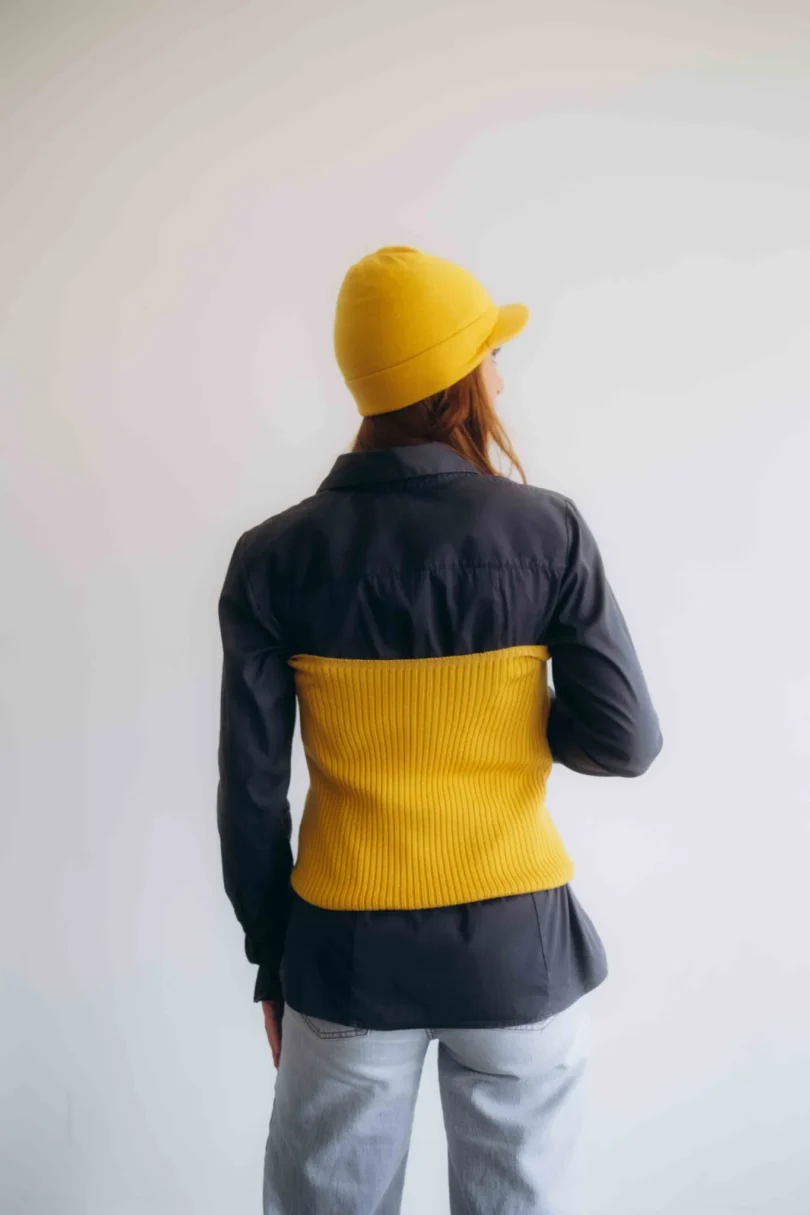 Dámske oblečenie dvojset MAGNHILD horčicovo-žltý – zadný pohľad.