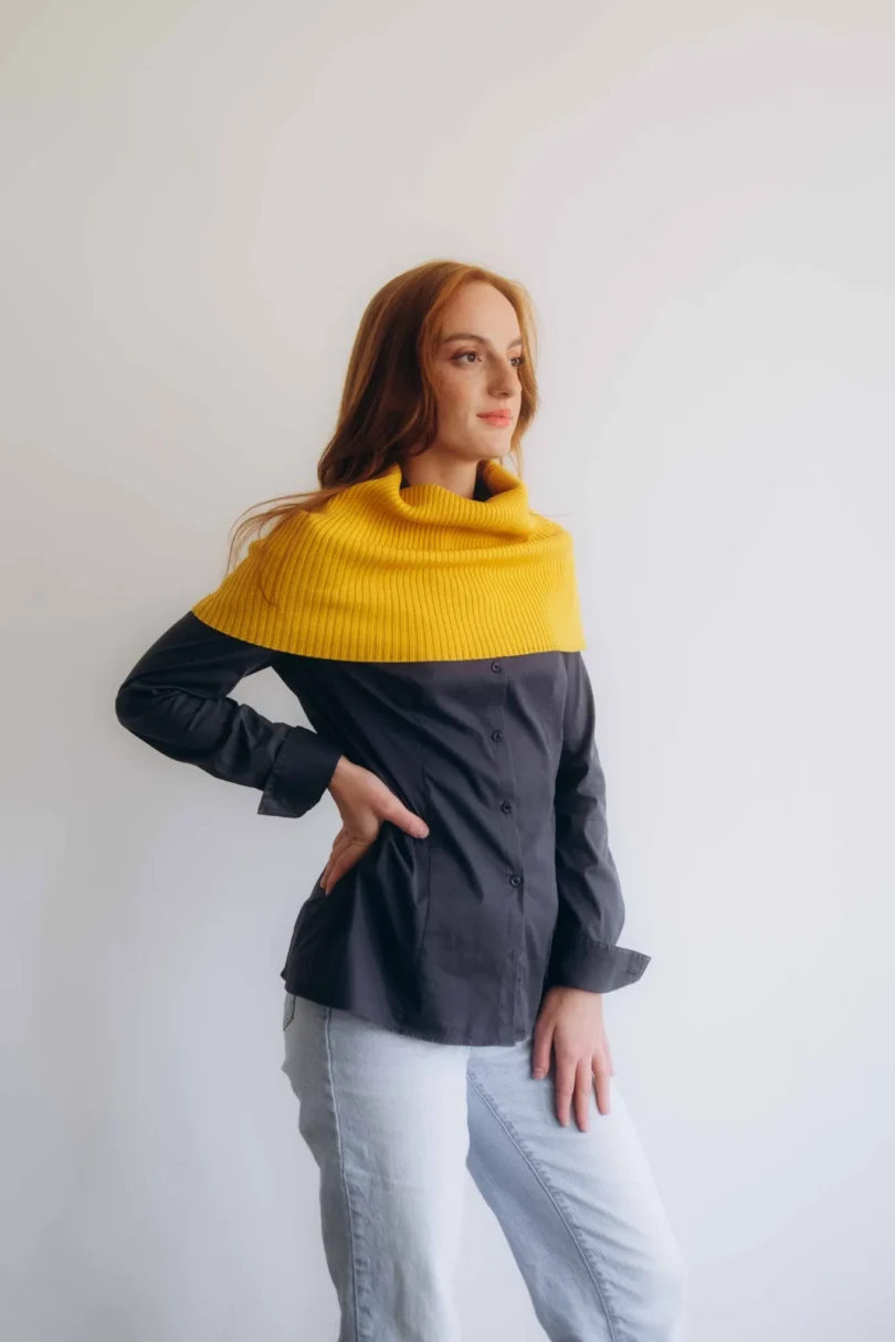 Dámske oblečenie nákrčník TANJA horčicovo-žltý – bočný pohľad na luxusný pletený doplnok.