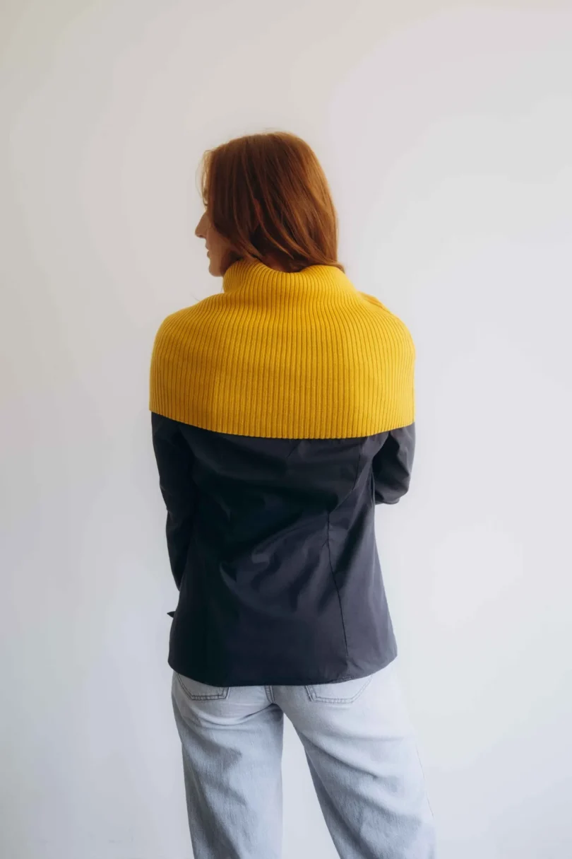 Dámske oblečenie nákrčník TANJA horčicovo-žltý – zadný pohľad na elegantný doplnok.