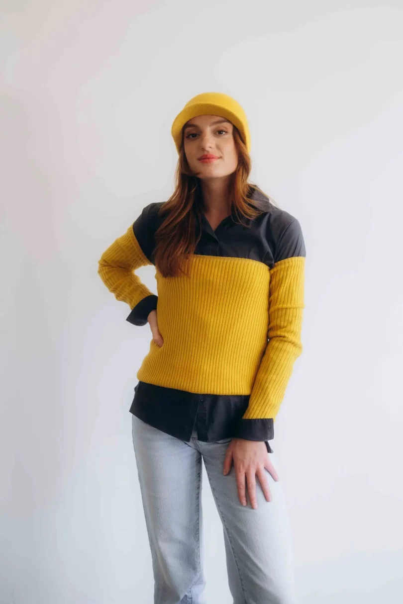 Dámske oblečenie trojset GUNVAR horčicovo-žltý – pletený set TATTJA s driekovníkom, rukávnikmi a čiapkou.