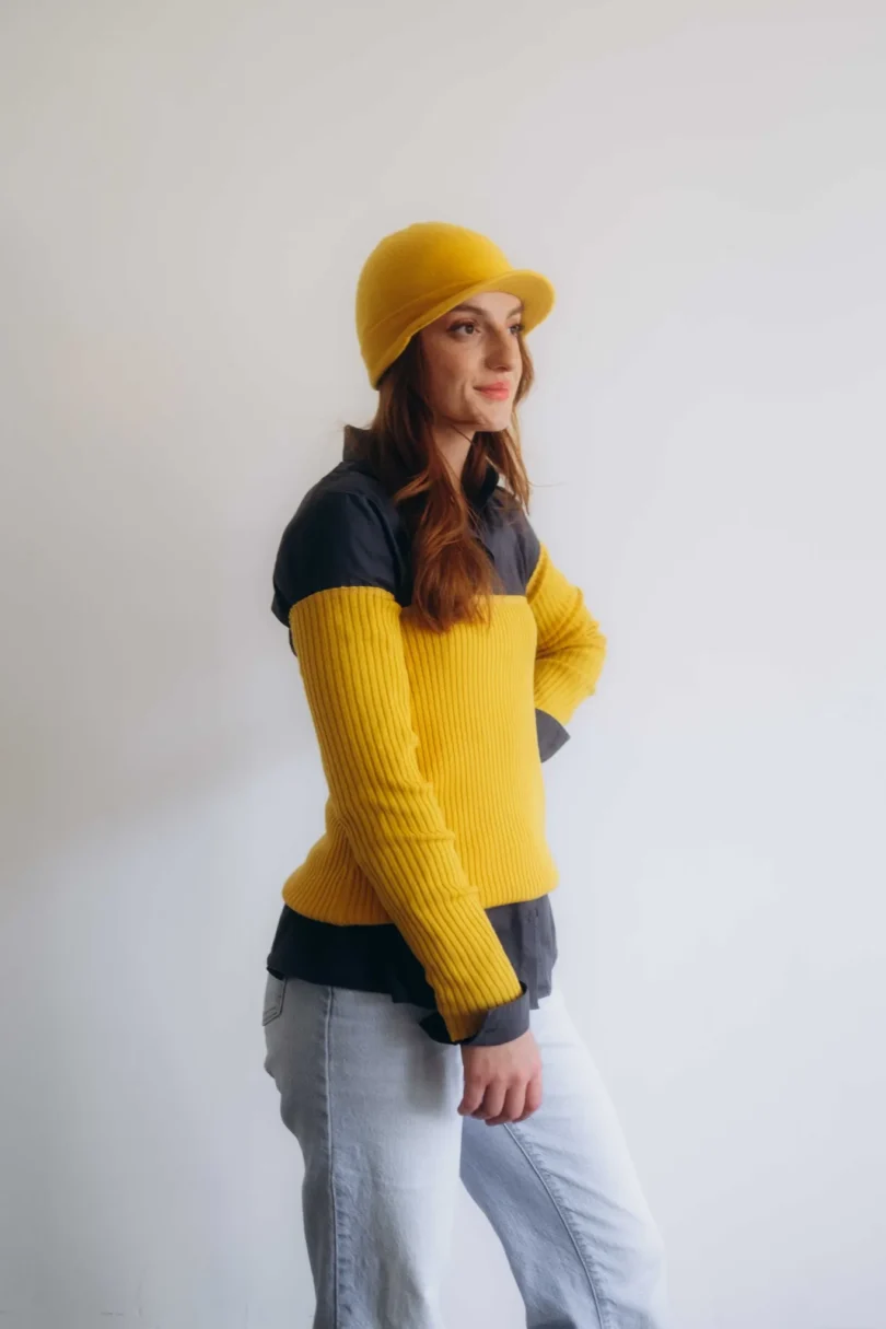 Dámske oblečenie trojset GUNVAR horčicovo-žltý – pletený set TATTJA s driekovníkom, rukávnikmi a čiapkou.