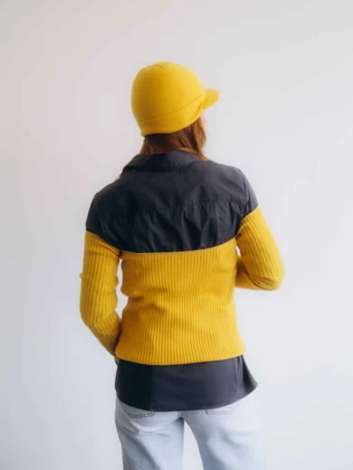 Dámske oblečenie trojset GUNVAR horčicovo-žltý – pletený set TATTJA s driekovníkom, rukávnikmi a čiapkou.