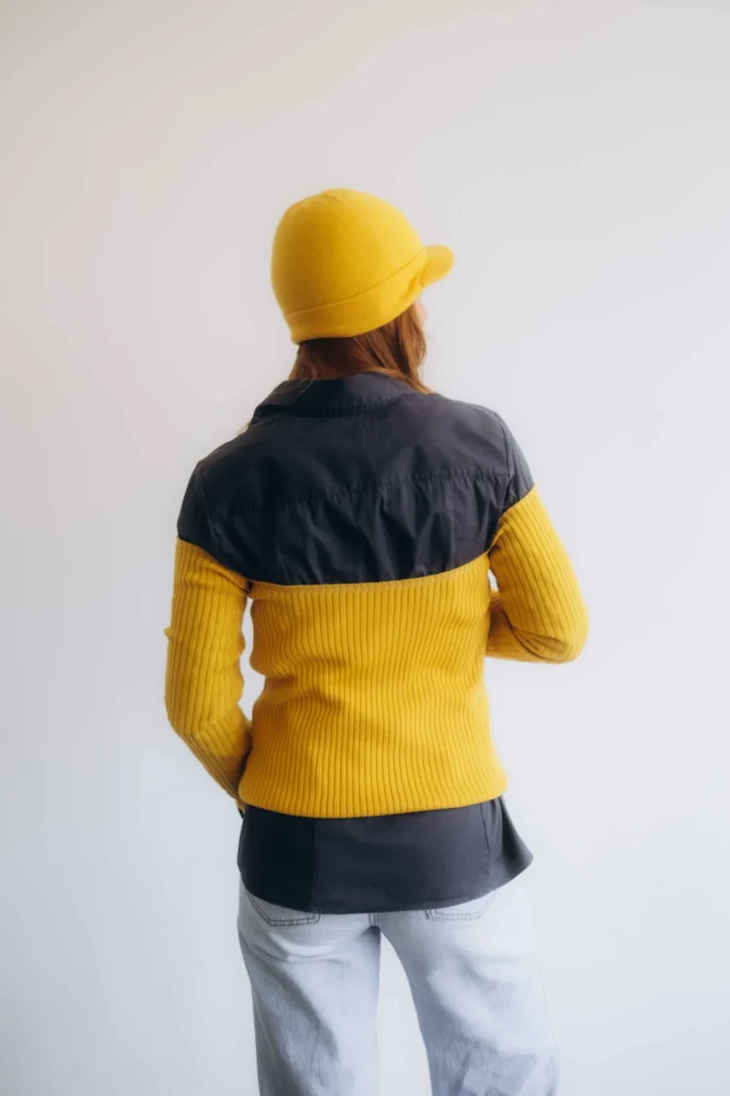 Dámske oblečenie trojset GUNVAR horčicovo-žltý – pletený set TATTJA s driekovníkom, rukávnikmi a čiapkou.