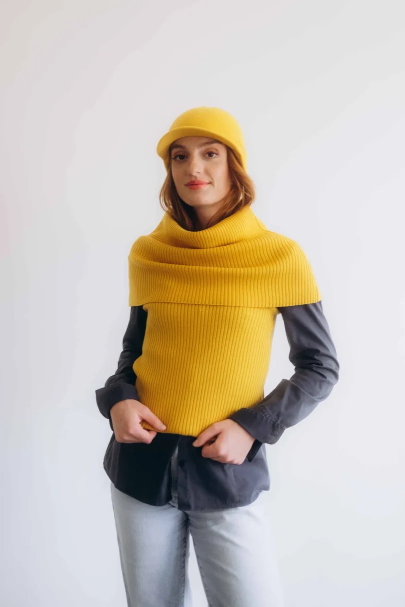 Dámsky trojset SOLVEJ horčicovo-žltý – elegantný pletený komplet TATTJA v odtieni slnečnej žltej, spájajúci ženskosť, teplo a pohodlie.