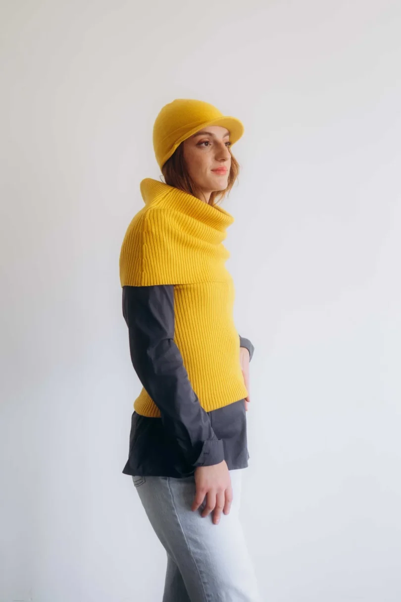 Trojset SOLVEJ horčicovo-žltý – ženský pletený komplet TATTJA s nákrčníkom, driekovníkom a čiapkou v teplom jesennom odtieni.