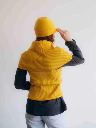 Dámsky trojset SOLVEJ horčicovo-žltý – pohľad zozadu na elegantný pletený komplet TATTJA so ženskou siluetou a mäkkou štruktúrou úpletu.