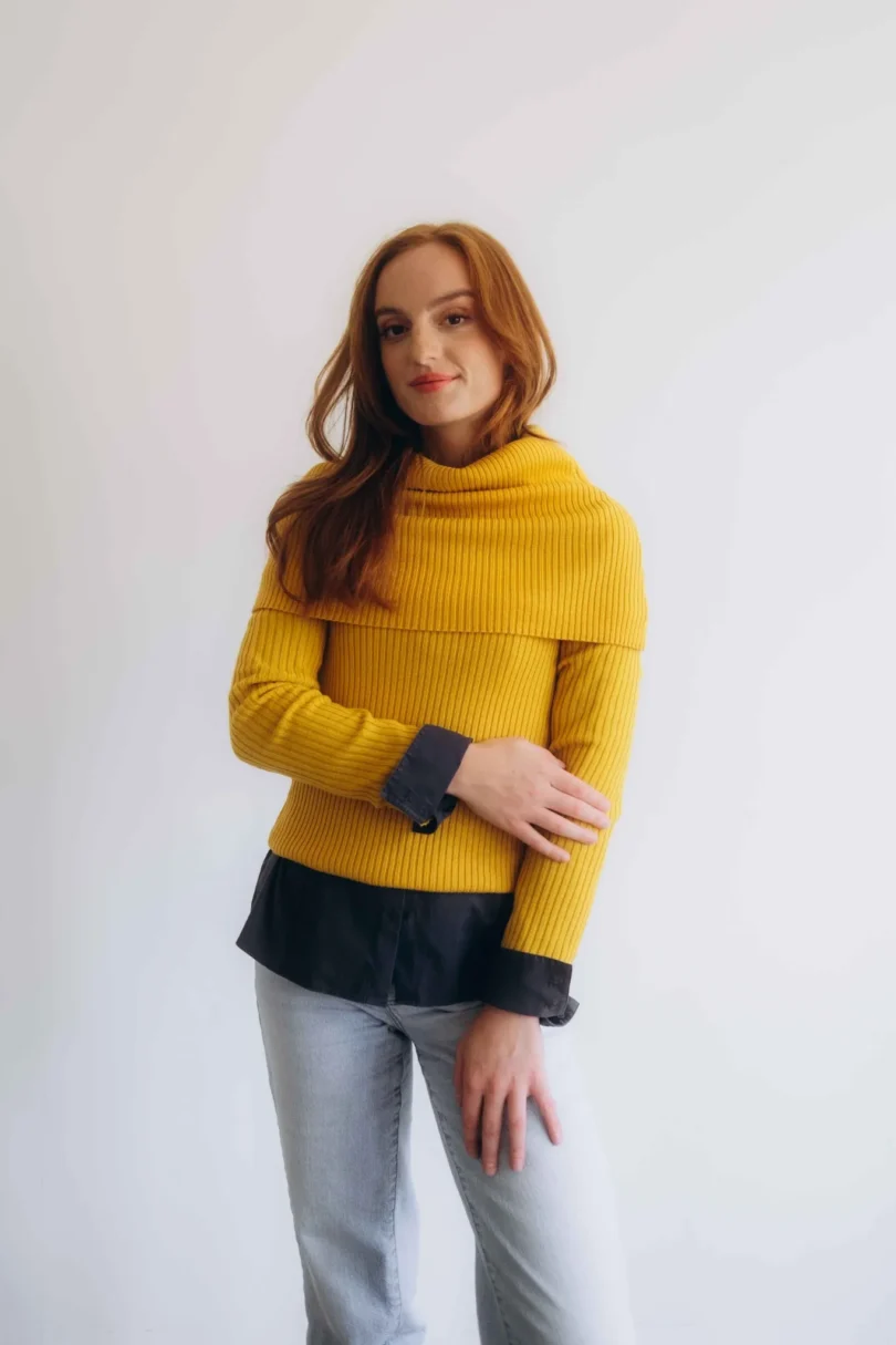 Dámske oblečenie trojset DAKIN horčicovo-žltý – pletený set TATTJA s nákrčníkom, driekovníkom a rukávnikmi.