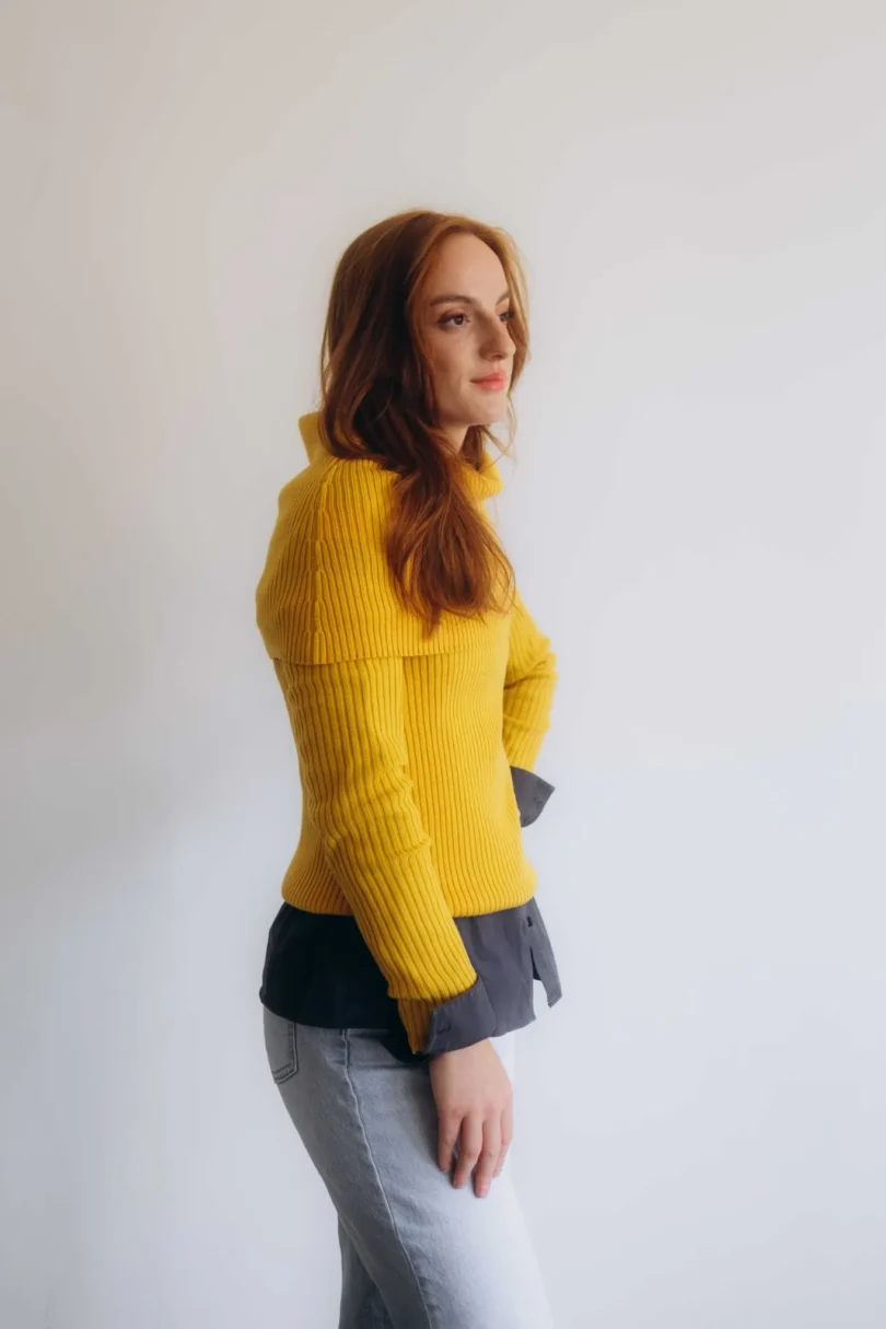 Dámske oblečenie trojset DAKIN horčicovo-žltý – bočný pohľad na pletený set TATTJA.