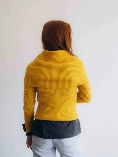 Dámske oblečenie trojset DAKIN horčicovo-žltý – zadný pohľad na moderný pletený set TATTJA.