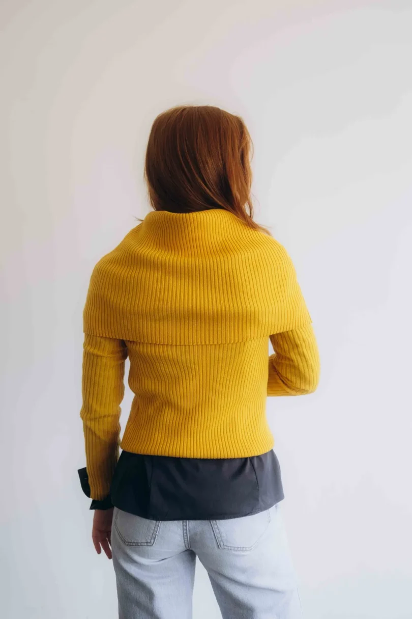 Dámske oblečenie trojset DAKIN horčicovo-žltý – zadný pohľad na moderný pletený set TATTJA.