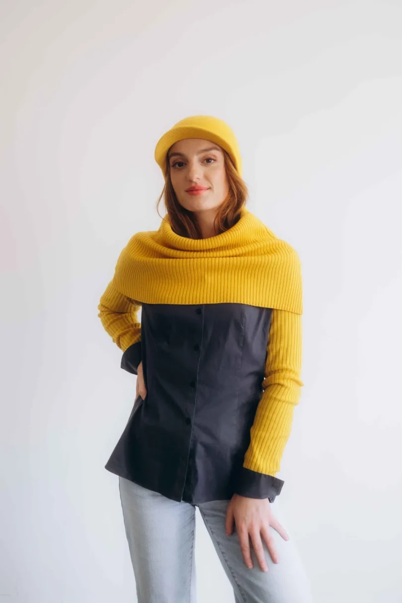 Dámske oblečenie trojset MIMIR horčicovo-žltý – luxusný pletený set TATTJA s nákrčníkom, rukávnikmi a čiapkou.