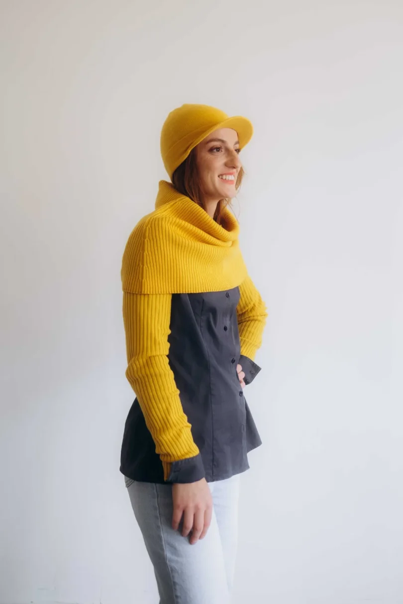 Dámske oblečenie trojset MIMIR horčicovo-žltý – bočný pohľad na elegantný pletený komplet TATTJA.