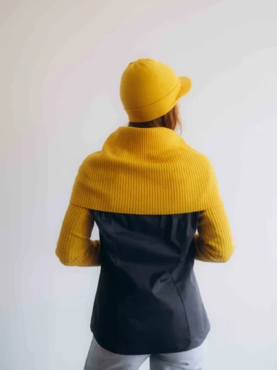 Dámske oblečenie trojset MIMIR horčicovo-žltý – zadný pohľad na luxusný pletený set TATTJA.
