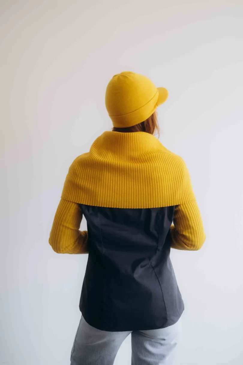 Dámske oblečenie trojset MIMIR horčicovo-žltý – zadný pohľad na luxusný pletený set TATTJA.