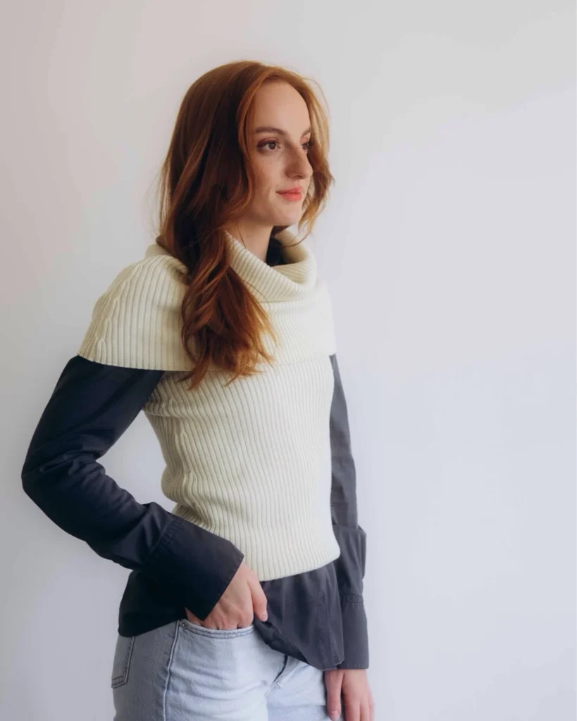 Krémovo-vanilkový nákrčník a driekovník zboku, elegantný zimný doplnok nosený cez košeľu