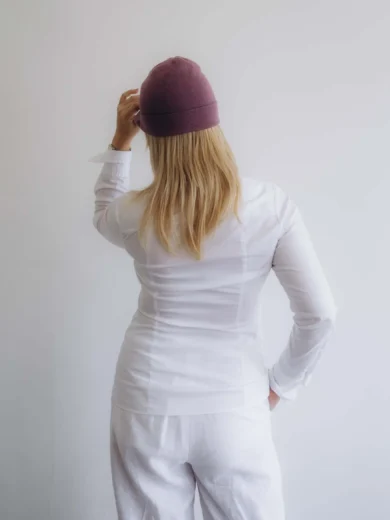 Dámske oblečenie čiapka ANJA tmavofialová – zadný pohľad.