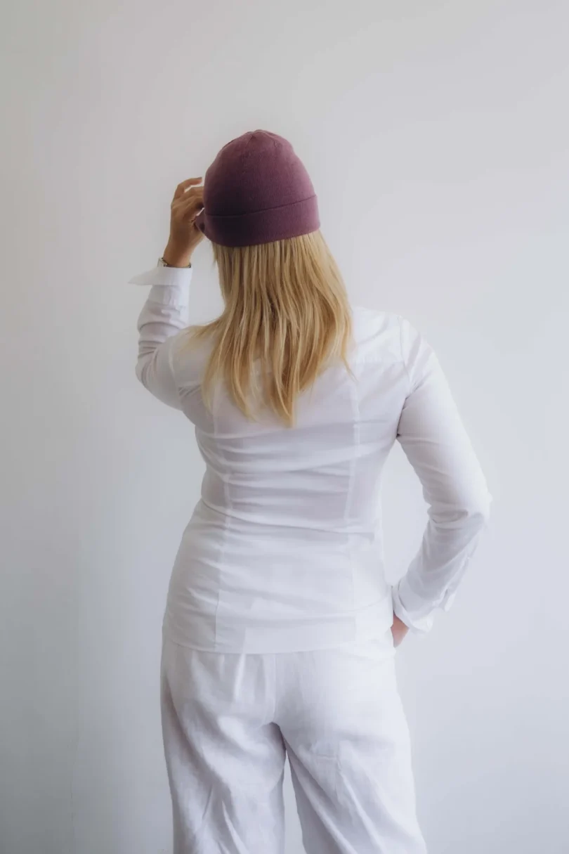 Dámske oblečenie čiapka ANJA tmavofialová – zadný pohľad.