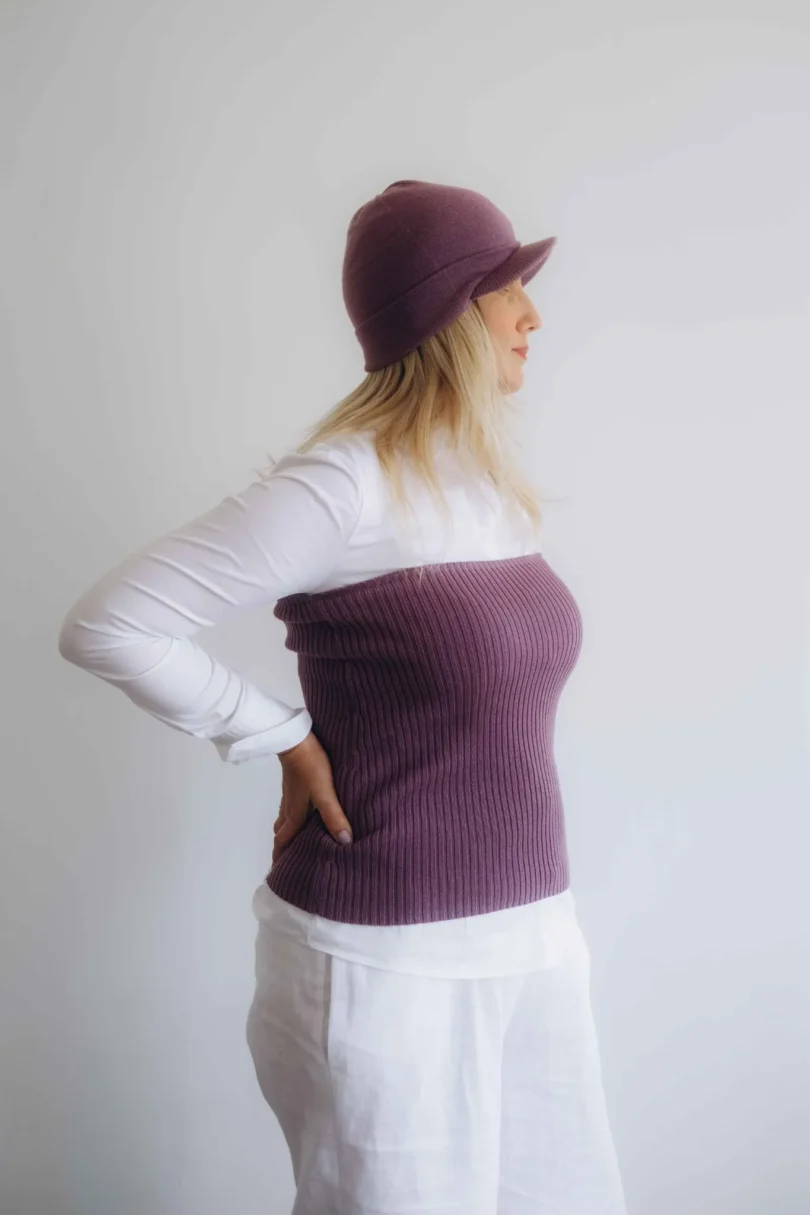 Dámske oblečenie dvojset MAGNHILD tmavofialový – bočný pohľad.