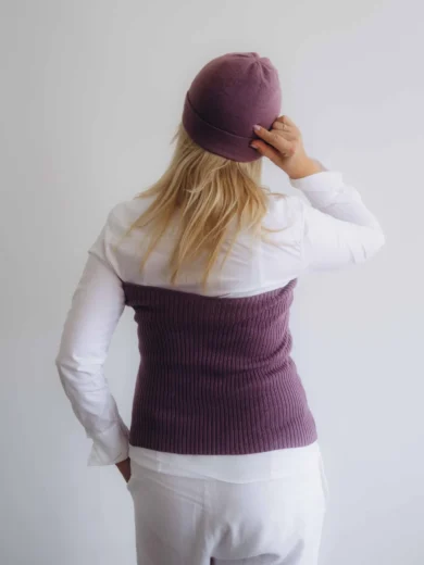 Dámske oblečenie dvojset MAGNHILD tmavofialový – zadný pohľad.