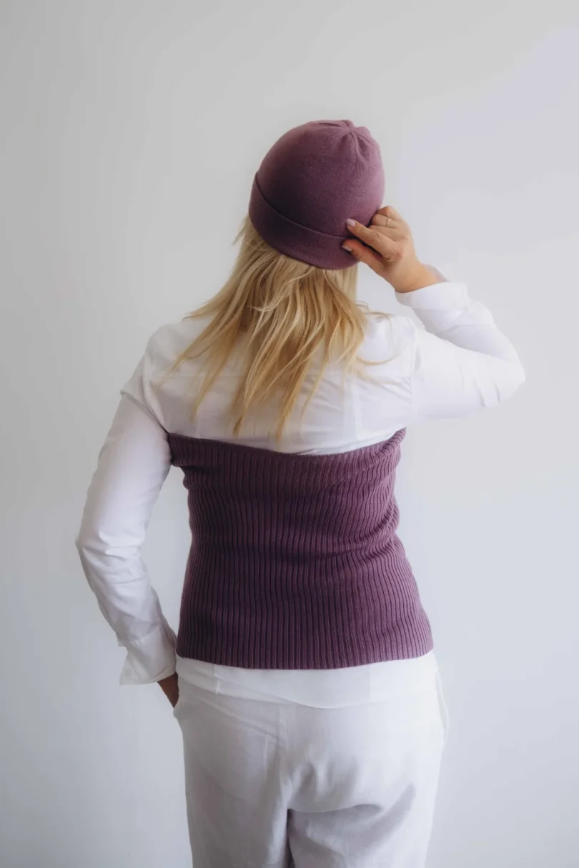 Dámske oblečenie dvojset MAGNHILD tmavofialový – zadný pohľad.