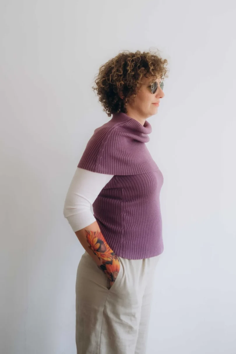 Dámske oblečenie dvojset RAGNILD tmavofialový – bočný pohľad.