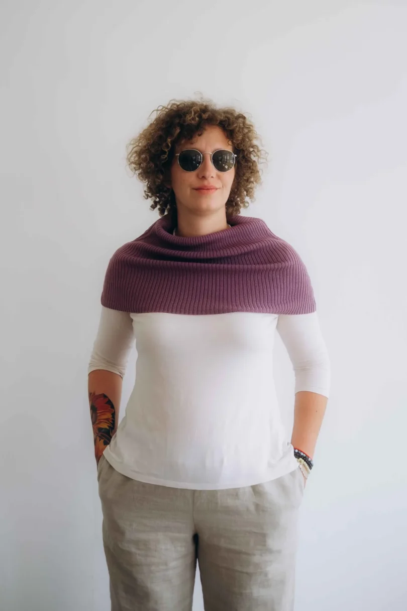 Dámske oblečenie nákrčník TANJA tmavofialový – elegantný pletený doplnok TATTJA.