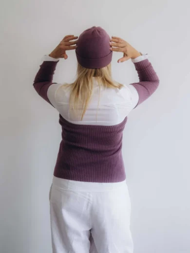 Dámske oblečenie trojset GUNVAR tmavofialový – zadný pohľad na moderný pletený set TATTJA.