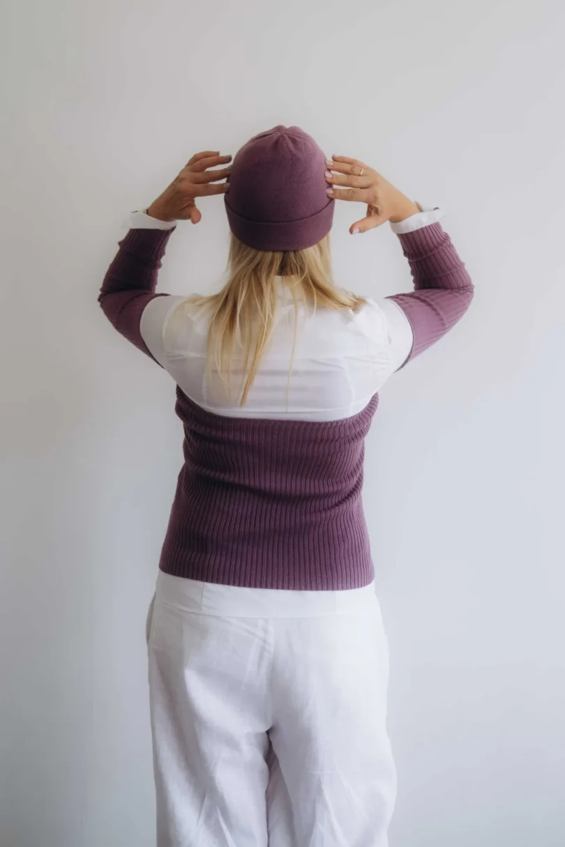 Dámske oblečenie trojset GUNVAR tmavofialový – zadný pohľad na moderný pletený set TATTJA.