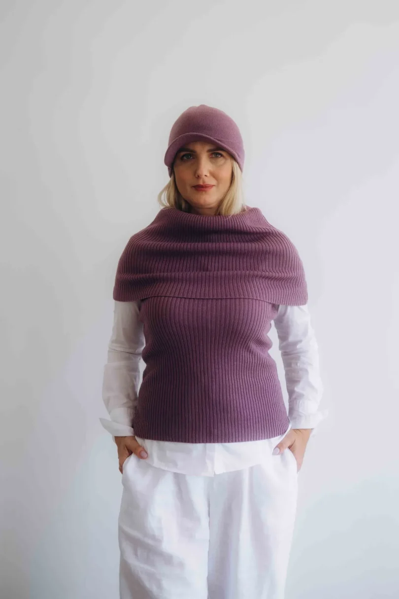 Dámsky trojset SOLVEJ tmavofialový – luxusný pletený komplet TATTJA s jemnou štruktúrou a noblesným vzhľadom pre elegantnú ženu.