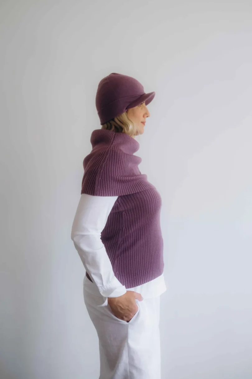 Trojset SOLVEJ tmavofialový z profilu – dámsky pletený komplet TATTJA v odtieni hlbokej fialovej, ktorý zvýrazňuje siluetu a jemnosť postavy.