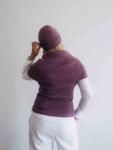 Dámsky trojset SOLVEJ tmavofialový – zadný pohľad na moderný pletený komplet TATTJA, ktorý spája funkčnosť, eleganciu a jemnosť.