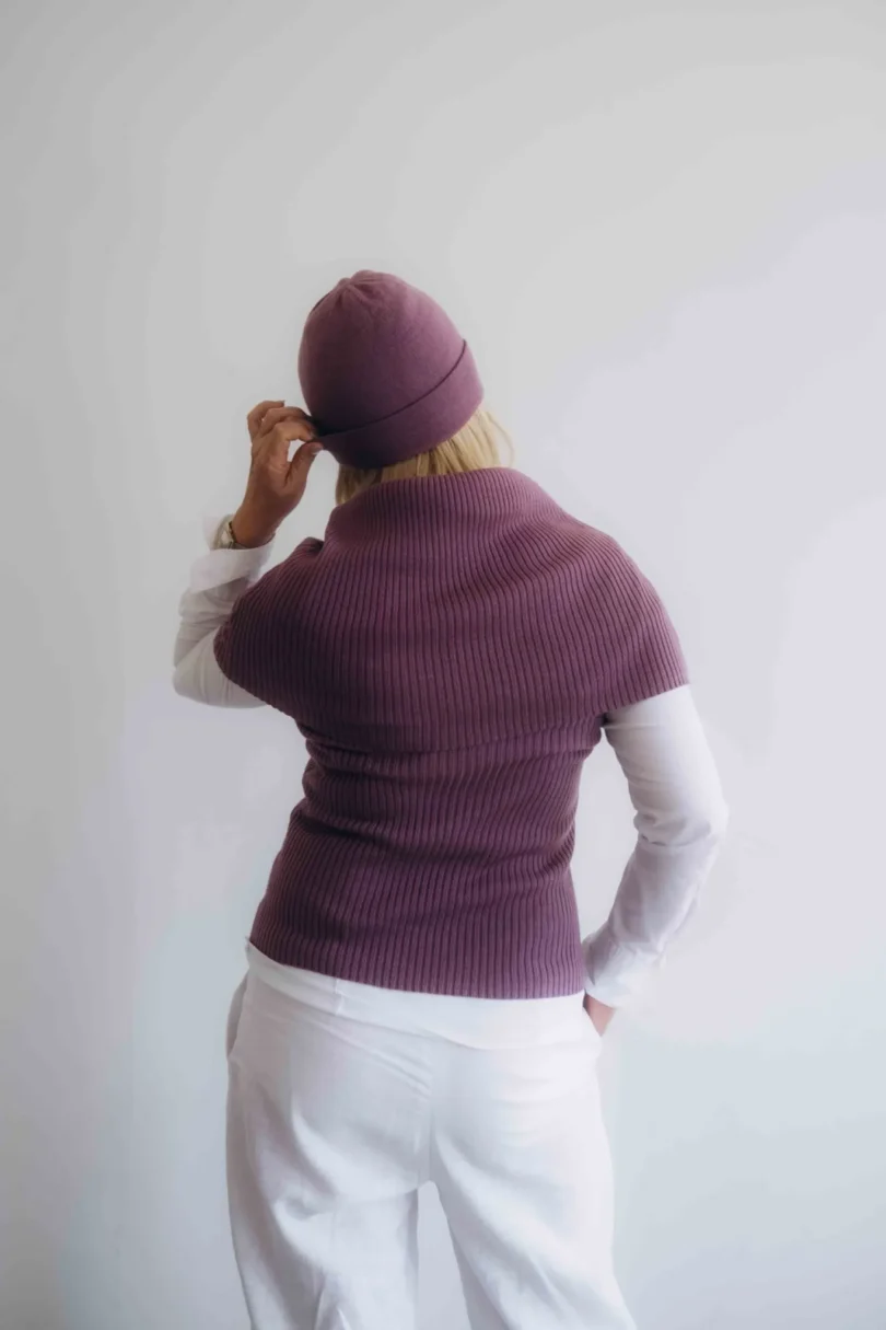 Dámsky trojset SOLVEJ tmavofialový – zadný pohľad na moderný pletený komplet TATTJA, ktorý spája funkčnosť, eleganciu a jemnosť.